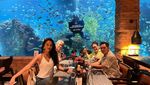 Gaya Keren Erica Carlina saat Minum Wine di Kelab Malam