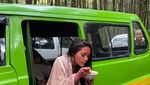 Gaya Keren Erica Carlina saat Minum Wine di Kelab Malam