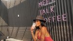 Gaya Keren Erica Carlina saat Minum Wine di Kelab Malam