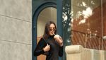 Gaya Keren Erica Carlina saat Minum Wine di Kelab Malam