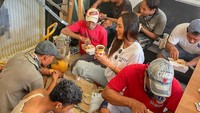 Ada lagi gaya sederhananya, saat Erika Carlina mentraktir makan kuli bangunan. Bahkan Erika ikut makan bareng bersama mereka. Foto: Instagram @eri.carl
