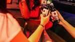 Gaya Keren Erica Carlina saat Minum Wine di Kelab Malam