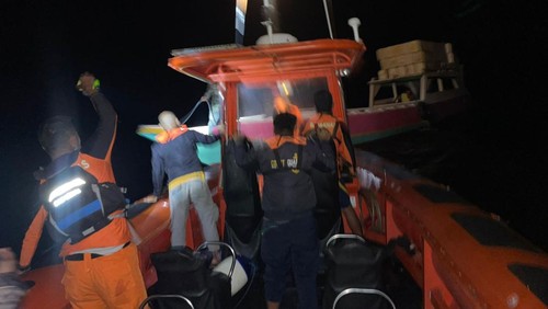 SAR Manggarai Barat mengevakuasi penumpang kapal nelayan yang mengalami mati mesin di perairan Pulau Komodo, Jumat (16/6/2023).