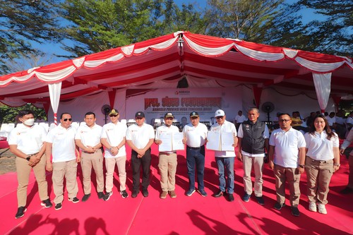 Foto bersama usai penandatanganan MoU Bawaslu dan Kemenag NTB di Lapangan Bumi Gora, Mataram pada Sabtu (17/6/2023). Foto: Helmy Akbar / detikBali