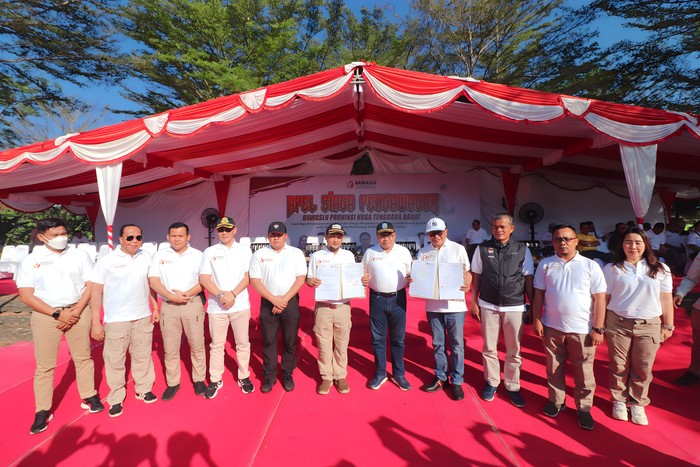 Foto bersama usai penandatanganan MoU Bawaslu dan Kemenag NTB di Lapangan Bumi Gora, Mataram pada Sabtu (17/6/2023). Foto: Helmy Akbar / detikBali Foto bersama usai penandatanganan MoU Bawaslu dan Kemenag NTB di Lapangan Bumi Gora, Mataram pada Sabtu (17/6/2023). Foto: Helmy Akbar / detikBali