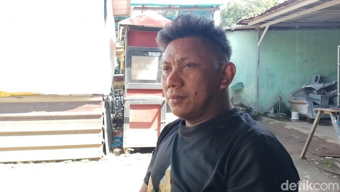 Foto: Mahadi (43) warga Batam yang dibilang mirip Mantan Kadiv Propam Ferdy Sambo.(Alamudin/detikSumut)