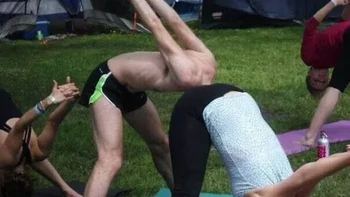 Waduh kepalanya masuk... Foto: Reddit