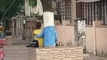 So Sweet... Dirangkul Pohon... Foto: Reddit