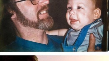 “Ayahku telah meninggal. Ini adalah foto ia sedang menggendongku ketika aku berumur 7 bulan, dan kini aku menggendong putraku sendiri yang berumur 7 bulan. Aku berharap Ayah masih hidup sehingga bisa bertemu cucunya.  (Foto: Brightside)