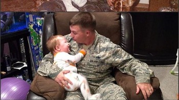 “Aku sudah merencanakan foto ini bertahun-tahun yang lalu saat memiliki seorang putra dan masih di militer. Ini adalah ayahku dan aku, dan dibawahnya adalah diriku dan putraku.” (Foto: Brightside)