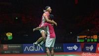 Rankireddy dan Shetty merayakan kemenangan usai memenangi gim ketiga dengan skor 21-18. 