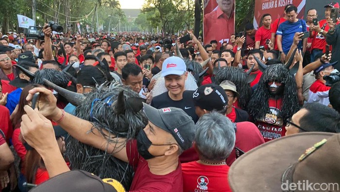 Ganjar Pranowo olahraga bareng relawan di Lapangan Renon, Bali (Wildan/detikcom)