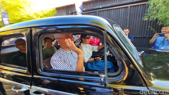 Ganjar Pranowo tumpangi mobil bersejarah milik Fatmawati Soekarno (Wildan Noviansyah/detikcom)