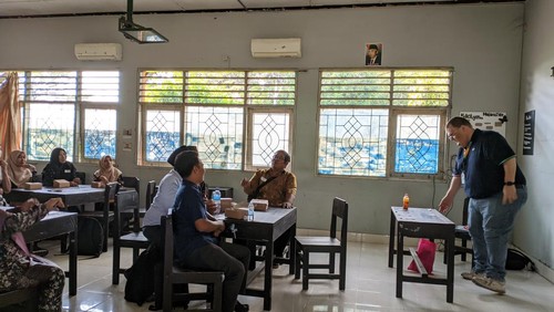 100 guru mendapatkan pelatihan bahasa Inggris secara gratis dari English First Kids and Teens Indonesia di Lombok Tengah, Sabtu (17/6/2023).