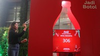 Dengan diperkenalkannya botol yang terbuat dari 100% rPET baru, Coca-Cola memberikan kontribusi besar terhadap tujuan ini di Indonesia dengan mengurangi ketergantungan pada plastik baru dan menurunkan emisi karbon dalam proses produksi. 
