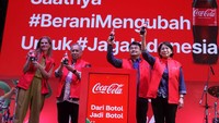Coca-Cola Indonesia mengumumkan peluncuran nasional untuk kemasan botol yang terbuat dari 100% plastik PET daur ulang (rPET), tidak termasuk tutup dan label – yang pertama untuk produk minuman perusahaan di Indonesia, Jumat (16/6/2023). 