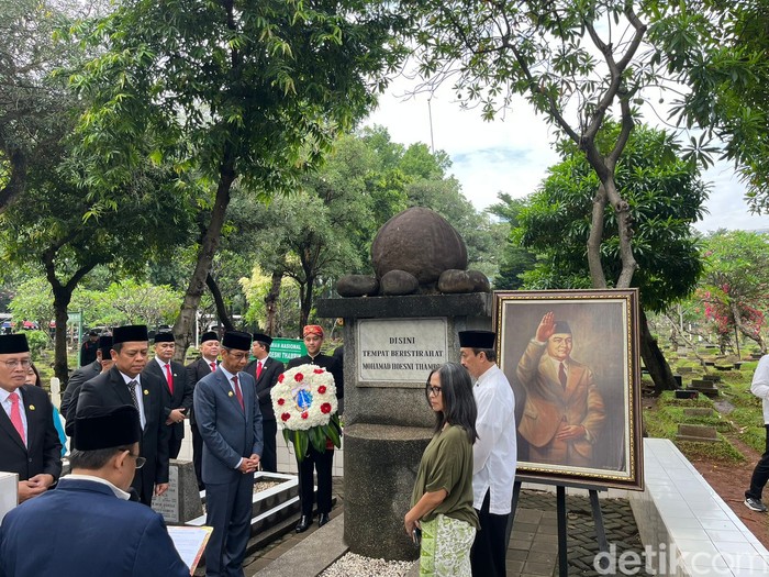 Heru Budi ziarah ke makam pahlawan nasional jelang HUT DKI ke-496. (Dok.istimewa)
