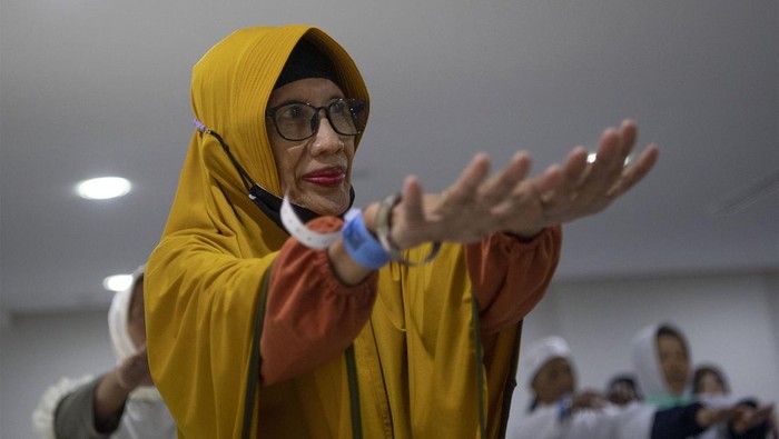 Jamaah lansia kloter SOC 20 mengikuti senam di Hotel Bilal Sektor 10, Mekah, Arab Saudi, Sabtu (17/6/2023). Senam lansia yang diikuti puluhan jamaah tersebut untuk menjaga kesehatan dalam menghadapi puncak ibadah haji 1444 H/ 2023 Hijriah.
