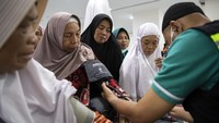 Petugas kesehatan mengecek tensi jemaah lansia usai mengikuti senam bersama.