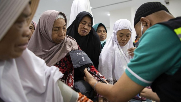 Jamaah lansia kloter SOC 20 mengikuti senam di Hotel Bilal Sektor 10, Mekah, Arab Saudi, Sabtu (17/6/2023). Senam lansia yang diikuti puluhan jamaah tersebut untuk menjaga kesehatan dalam menghadapi puncak ibadah haji 1444 H/ 2023 Hijriah.
