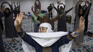Jaga Kesehatan, Puluhan Jemaah Calon Haji Lansia Senam Bersama