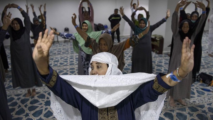 Jaga Kesehatan, Puluhan Jemaah Calon Haji Lansia Senam Bersama Jamaah lansia kloter SOC 20 mengikuti senam di Hotel Bilal Sektor 10, Mekah, Arab Saudi, Sabtu (17/6/2023). Senam lansia yang diikuti puluhan jamaah tersebut untuk menjaga kesehatan dalam menghadapi puncak ibadah haji 1444 H/ 2023 Hijriah.