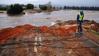 Banjir itu disebabkan oleh cuaca buruk selama seminggu. 