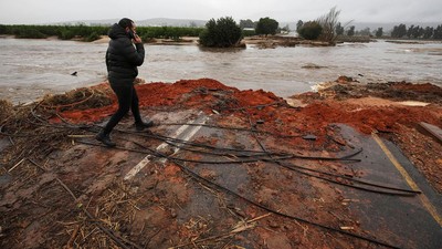 Jalan di Afrika Selatan Putus Diterjang Banjir