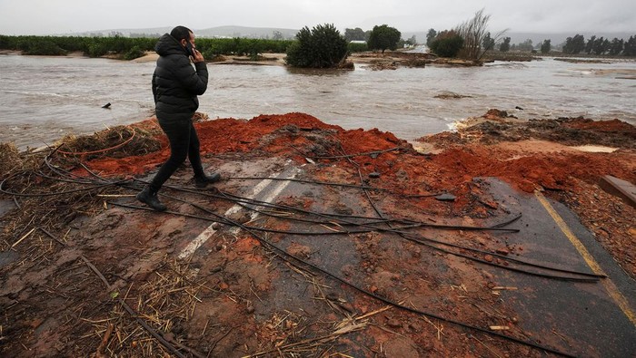 Banjir melanda Western Cape, Afrika Selatan, Sabtu (17/6/2023). Akibatnya, salah satu ruas jalan putus akibat terjangan banjir.
