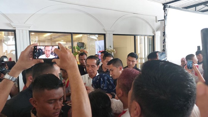 Jokowi di acara relawan GK Center