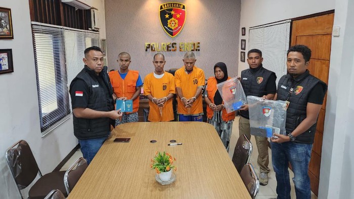 Kasat Reskrim Polres Ende Iptu Yance Kadiaman (kiri) memperlihatkan DO alias DOA dan Y alias Mama Lia (ke-2 dan ke-4 dari kiri) bersama tersangka lain TPPO dalam kasus berbeda (Istimewa)