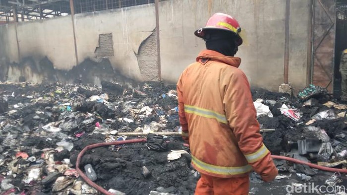 Kebakaran di gudang sepatu dan sandal di Gorontalo.