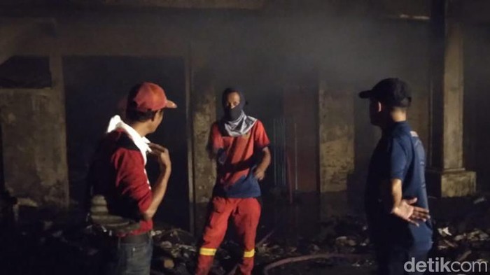 Kebakaran di gudang sepatu dan sandal di Gorontalo.