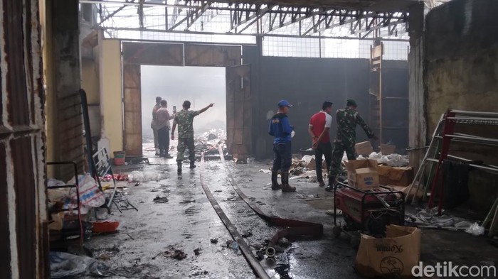 Kebakaran gudang sepatu dan sandal di Gorontalo.