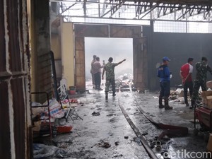 Butuh 34 Jam Sampai Kebakaran Gudang Sepatu di Gorontalo padam