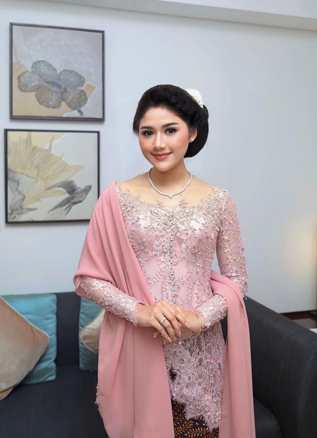 Kebaya kerah sabrina dengan detail kancing di bagian depan ini merupakan model kebaya modern namun klasik yang tak lekang waktu. Percantik penampilan dengan selendang berwarna senada. Foto: Instagram/@erinagudono