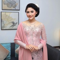 Kebaya kerah sabrina dengan detail kancing di bagian depan ini merupakan model kebaya modern namun klasik yang tak lekang waktu. Percantik penampilan dengan selendang berwarna senada. Foto: Instagram/@erinagudono