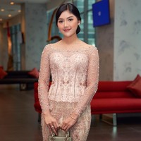 Kebaya modern membuat penampilan anggun sekaligus elegan. Busana kebaya transparan dipadukan dengan korset dan kain cocok untuk kamu yang mau mulai mencoba tampil berkebaya di berbagai kesempatan, termasuk kondangan. Foto: Instagram/@erinagudono