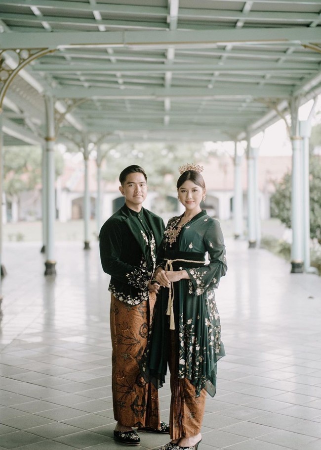 Kebaya with a twist karya Surya Abduh ini mengombinasikan siluet kebaya dengan detail drapery pada bagian bawah dan lengan. Cocok dipadukan dengan kain batik, rok pensil ataupun celana. Foto: Instagram/@erinagudono