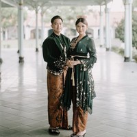 Kebaya with a twist karya Surya Abduh ini mengombinasikan siluet kebaya dengan detail drapery pada bagian bawah dan lengan. Cocok dipadukan dengan kain batik, rok pensil ataupun celana. Foto: Instagram/@erinagudono