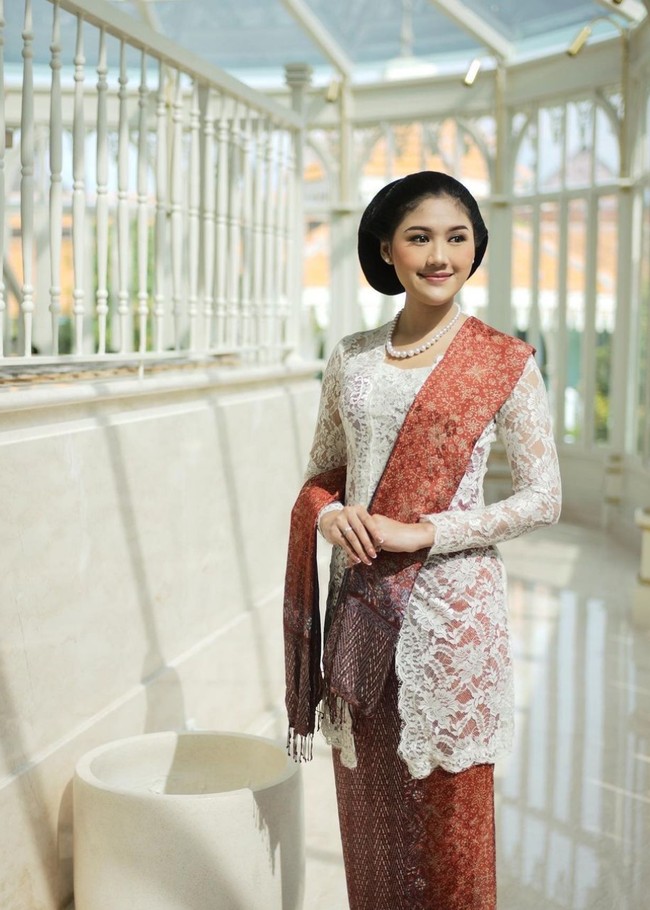 Kebaya klasik selalu berhasil membuat penampilan lebih anggun dan bersahaja. Seperti kebaya kutu baru dan kain batik yang dikenakan Erina Gudono ini. Tambahkan selendang dan kalung mutiara untuk mempermanis penampilan. Foto: Instagram/@erinagudono