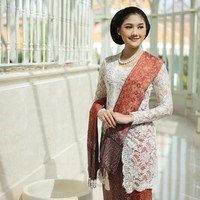 Kebaya klasik selalu berhasil membuat penampilan lebih anggun dan bersahaja. Seperti kebaya kutu baru dan kain batik yang dikenakan Erina Gudono ini. Tambahkan selendang dan kalung mutiara untuk mempermanis penampilan. Foto: Instagram/@erinagudono