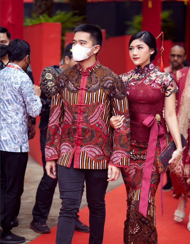 Akulturasi budaya Eropa, Tionghoa dan Indonesia menghasilan gaun kebaya yang unik dan cantik. Eriba Gudono pun terlihat anggun dengan gaun kebaya berkerah cheongsam dan rok batik. Foto: Instagram/@erinagudono