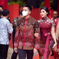 Akulturasi budaya Eropa, Tionghoa dan Indonesia menghasilan gaun kebaya yang unik dan cantik. Eriba Gudono pun terlihat anggun dengan gaun kebaya berkerah cheongsam dan rok batik. Foto: Instagram/@erinagudono