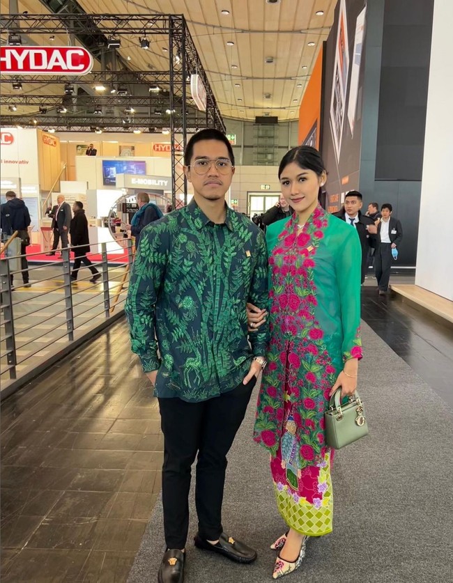 Kebaya kartini panjang berwarna cerah bisa dikenakan untuk acara semi-formal atau bahkan garden party. Aksen bordir pada bagian lapel dan hem tangan menambah cantik penampilan. Kamu bisa memadukannya dengan kain batik atau celana satin. Foto: Instagram/@erinagudono