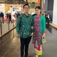 Kebaya kartini panjang berwarna cerah bisa dikenakan untuk acara semi-formal atau bahkan garden party. Aksen bordir pada bagian lapel dan hem tangan menambah cantik penampilan. Kamu bisa memadukannya dengan kain batik atau celana satin. Foto: Instagram/@erinagudono