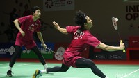 Selepas merebut poin-poin pertama, Leo/Daniel kehilangan angka dengan mudah ke Kang/Seo. Mereka langsung tertinggal 5-11 saat interval dan berlanjut ke kedudukan 5-13. Ganda Indonesia berjuluk The Babies itu sempat menipiskan selisih jadi 12-14, namun Kang/Seo menghentikan momentum tersebut. Ganda Korea itu memperlebar selisih kembali dan mengunci gim pertama 21-14.