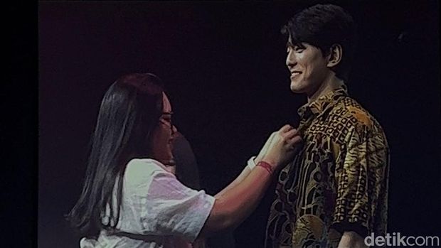 Kim Mingue dipakaikan batik oleh fans.