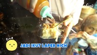 Jika sang istri menikmati tempe mendoan, Kinos memilih jajan dimsum. Dimsum mini itu juga dibanderol murah, Rp 10.000 untuk 8 buah. Foto: YouTube KinosGina
