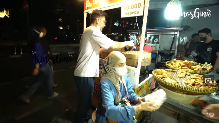Kinos Gina Rizky Kinos dan Nycta Gina kulineran di belakang GI